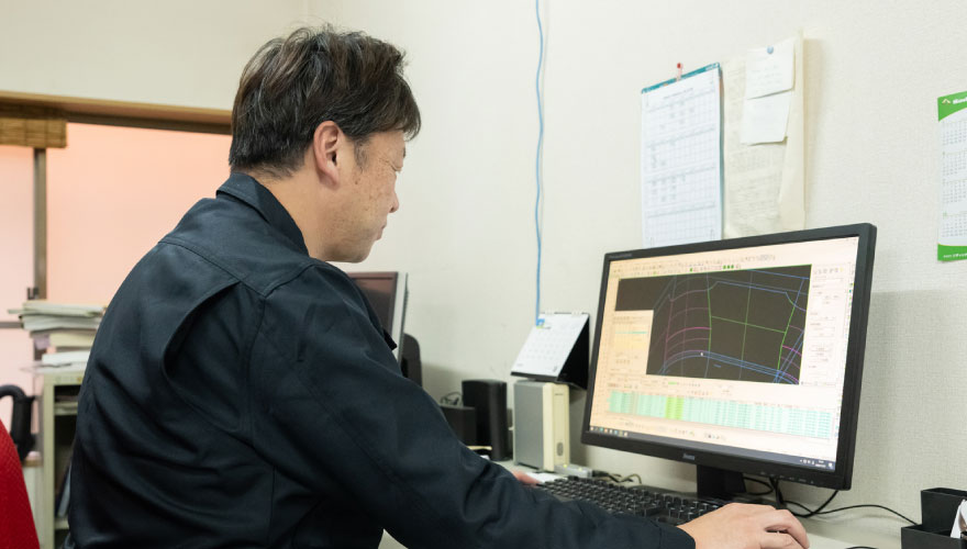 有限会社尾崎金型 社員