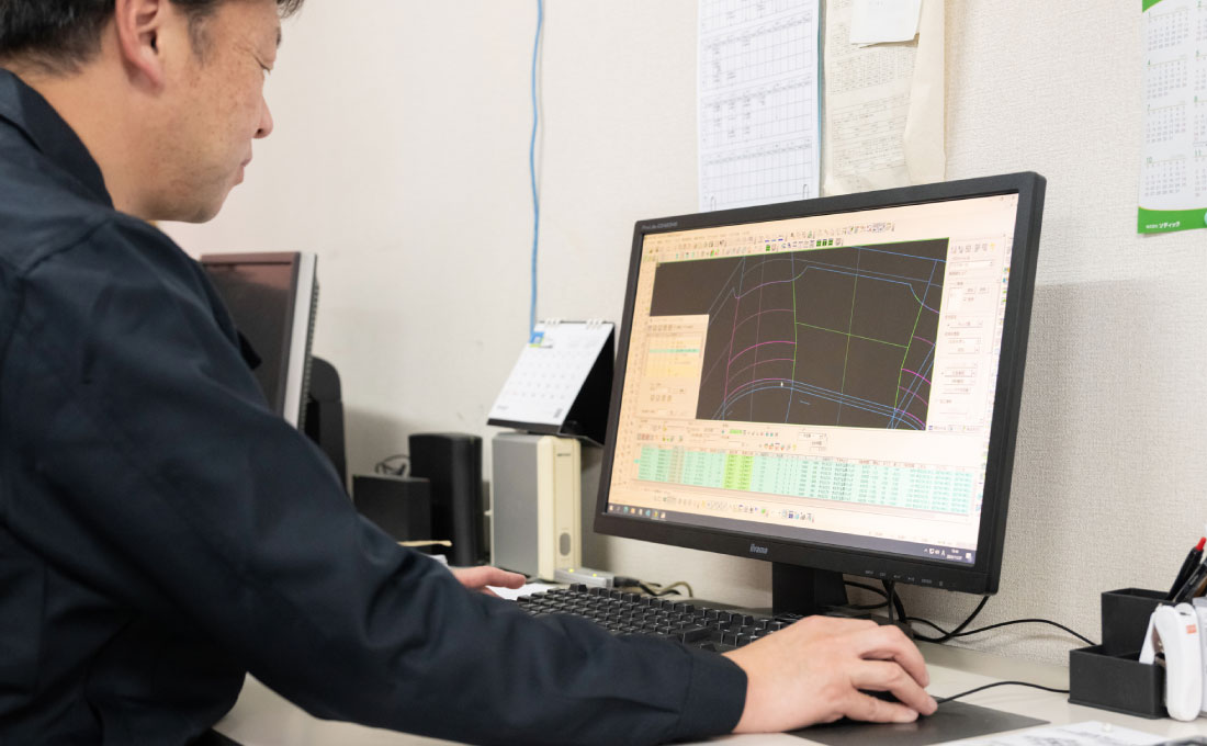 有限会社尾崎金型/社員