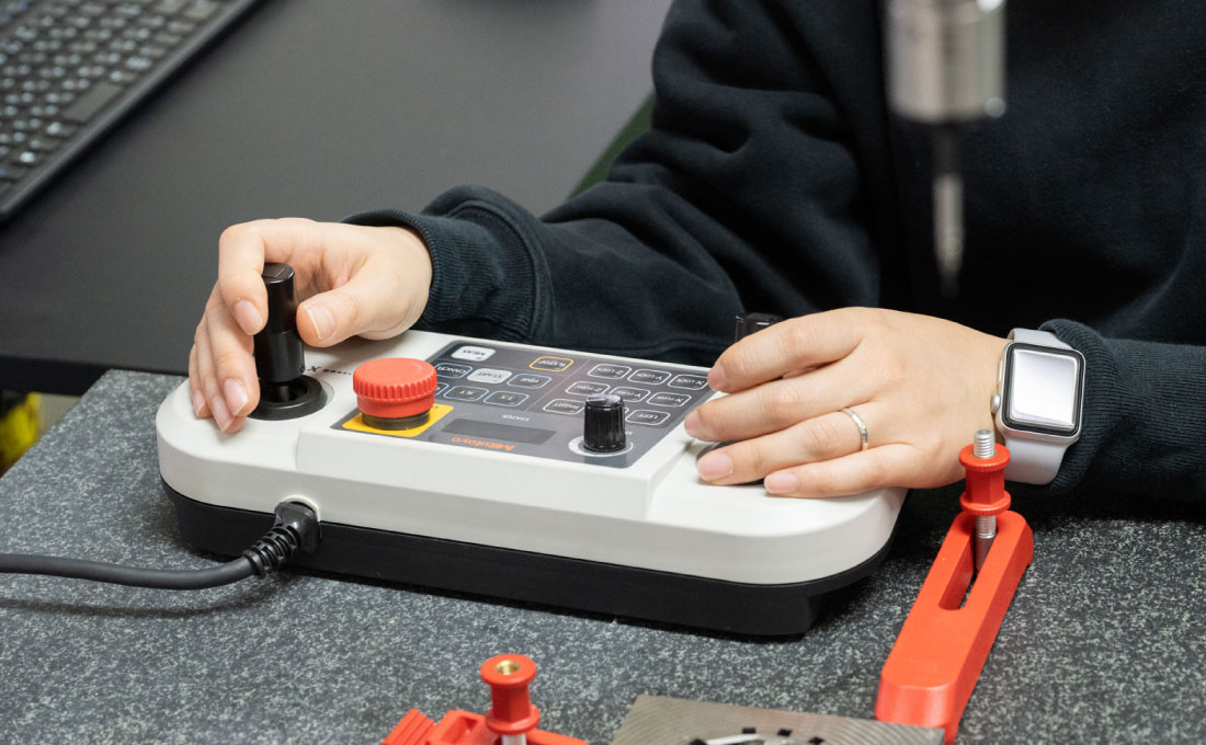 有限会社尾崎金型/社員